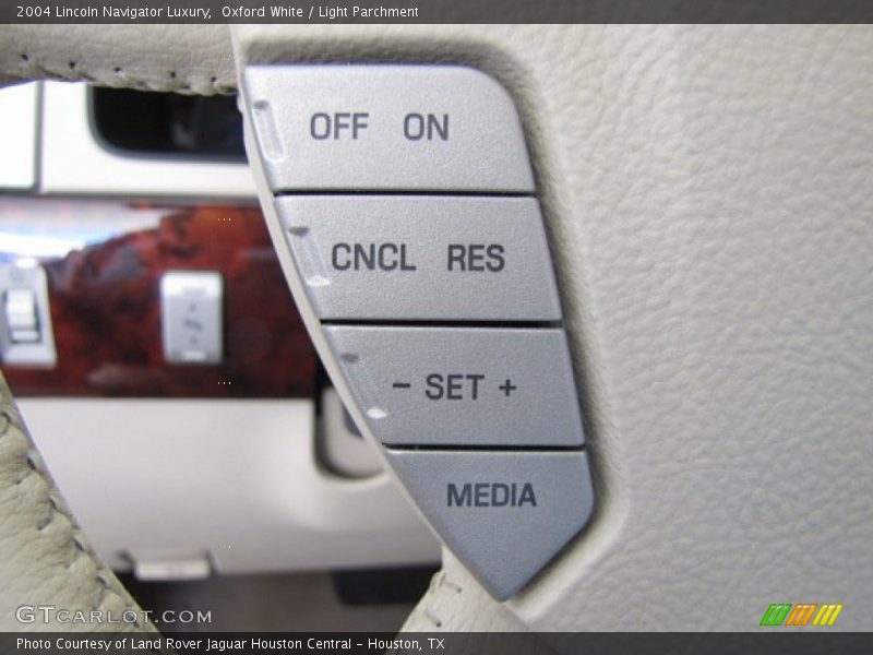 Oxford White / Light Parchment 2004 Lincoln Navigator Luxury