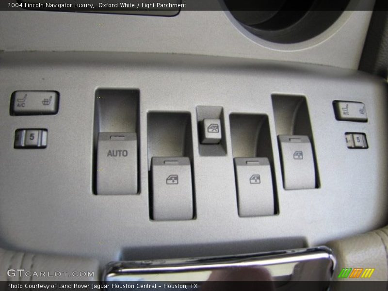 Oxford White / Light Parchment 2004 Lincoln Navigator Luxury