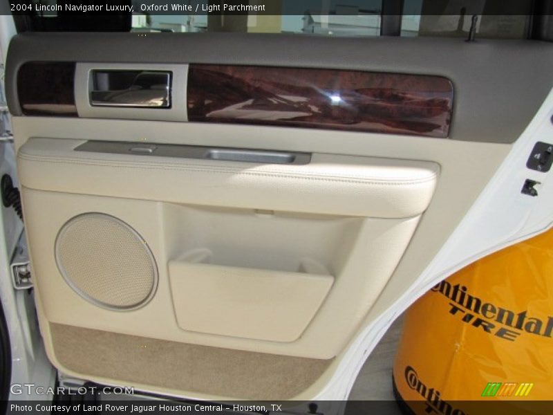 Oxford White / Light Parchment 2004 Lincoln Navigator Luxury