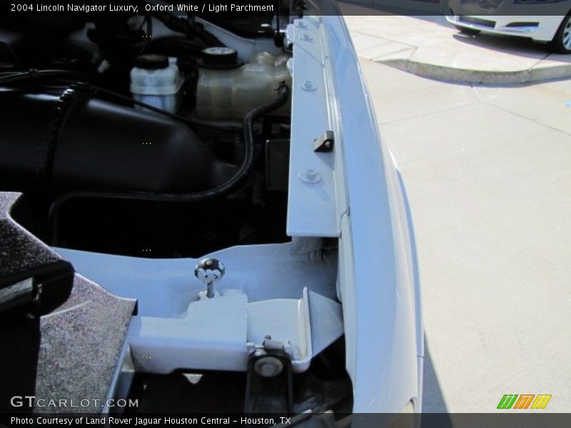 Oxford White / Light Parchment 2004 Lincoln Navigator Luxury