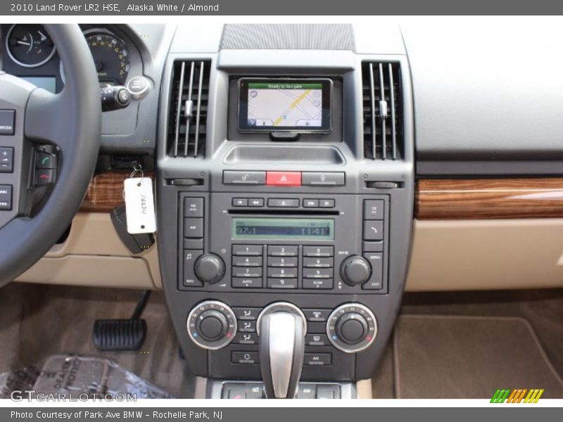 Alaska White / Almond 2010 Land Rover LR2 HSE