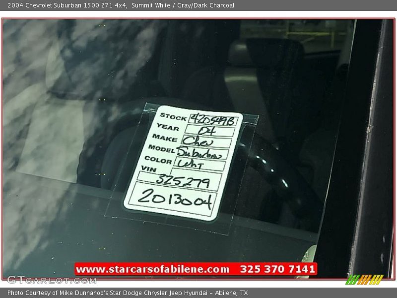 Summit White / Gray/Dark Charcoal 2004 Chevrolet Suburban 1500 Z71 4x4