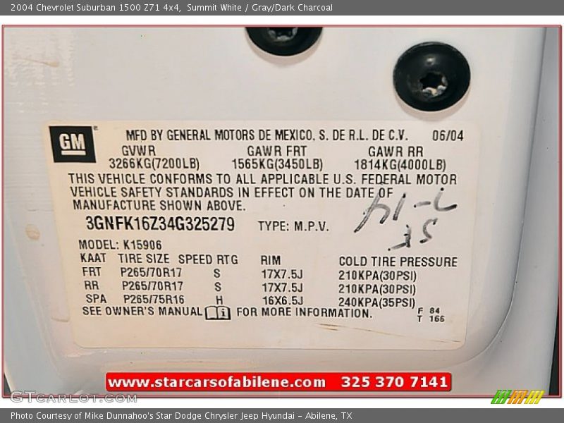 Summit White / Gray/Dark Charcoal 2004 Chevrolet Suburban 1500 Z71 4x4