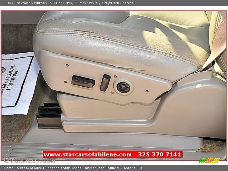 Summit White / Gray/Dark Charcoal 2004 Chevrolet Suburban 1500 Z71 4x4