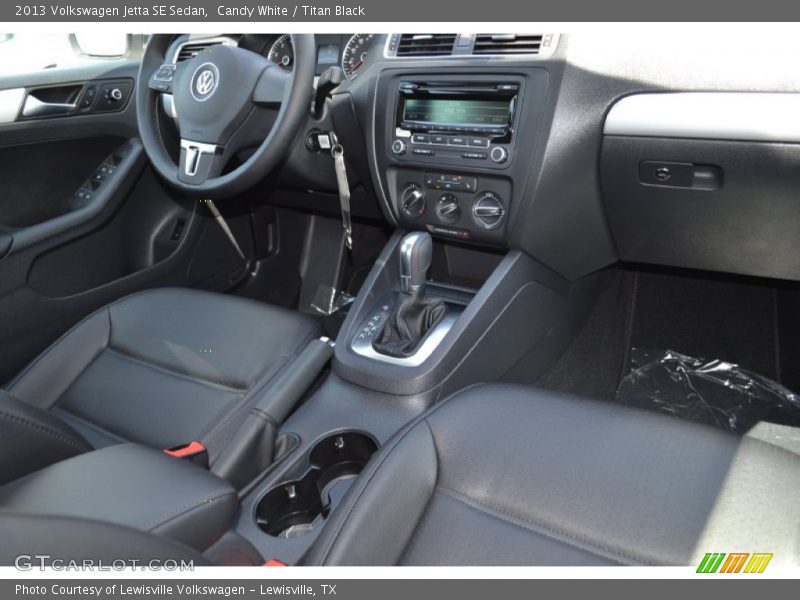 Candy White / Titan Black 2013 Volkswagen Jetta SE Sedan