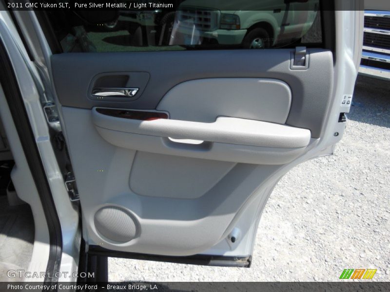 Pure Silver Metallic / Light Titanium 2011 GMC Yukon SLT