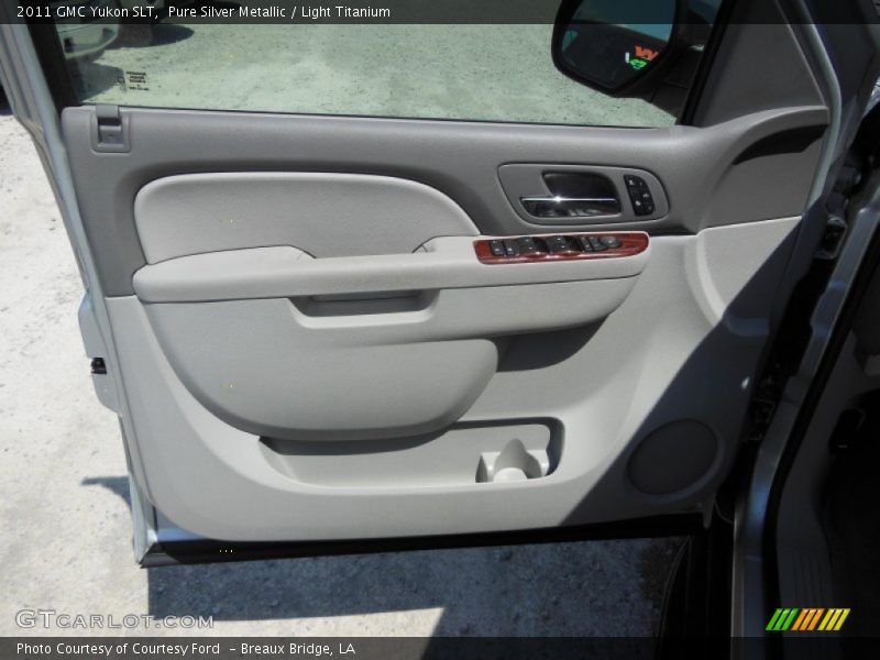 Pure Silver Metallic / Light Titanium 2011 GMC Yukon SLT