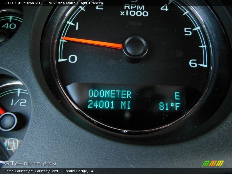 Pure Silver Metallic / Light Titanium 2011 GMC Yukon SLT