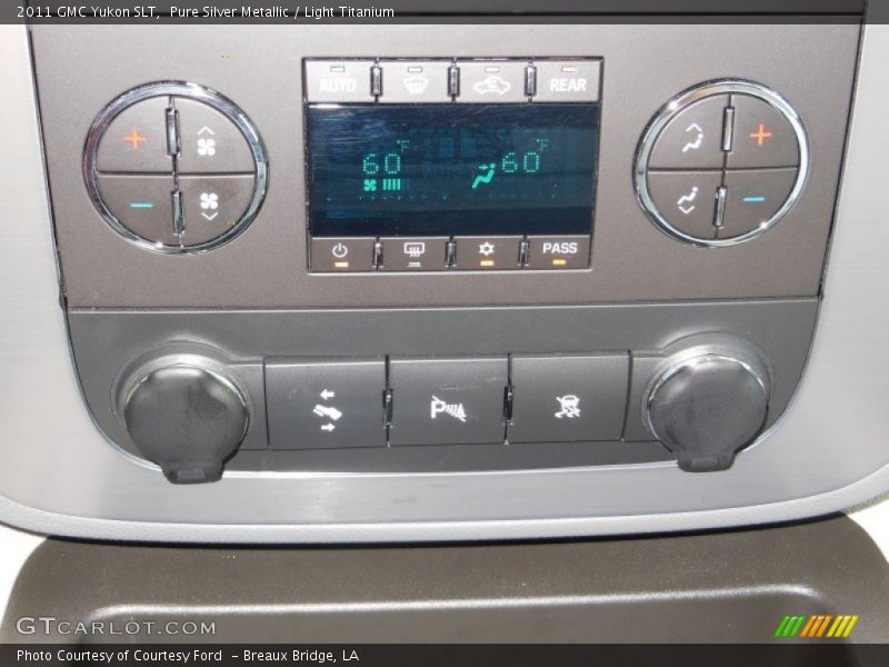 Pure Silver Metallic / Light Titanium 2011 GMC Yukon SLT