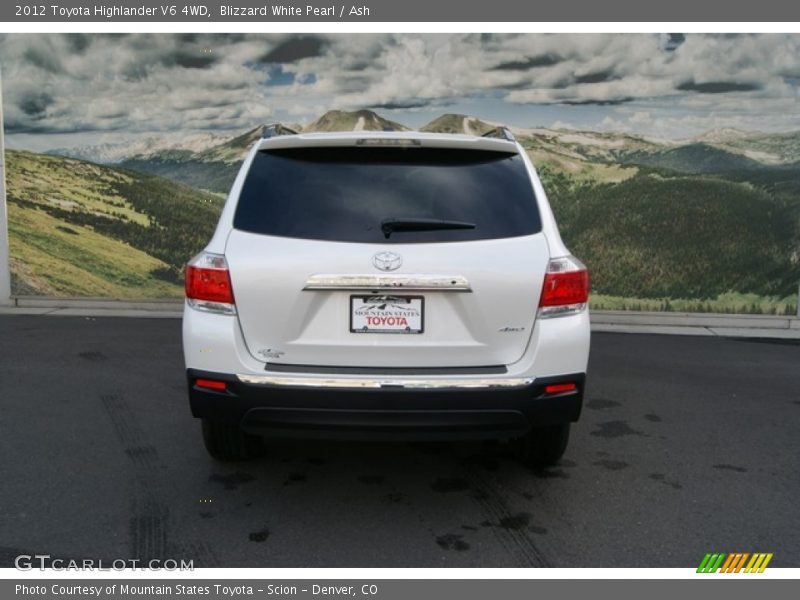 Blizzard White Pearl / Ash 2012 Toyota Highlander V6 4WD