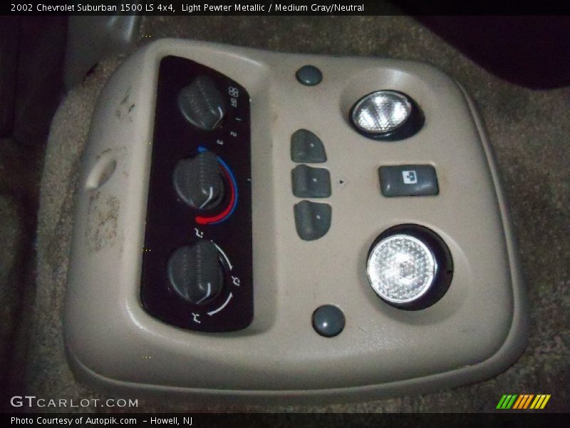 Light Pewter Metallic / Medium Gray/Neutral 2002 Chevrolet Suburban 1500 LS 4x4