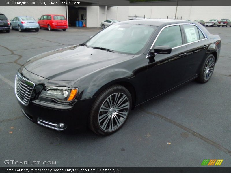 Front 3/4 View of 2013 300 S V8