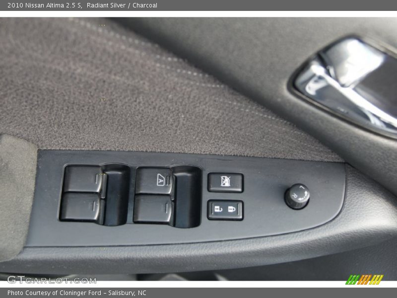 Radiant Silver / Charcoal 2010 Nissan Altima 2.5 S