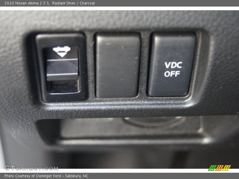 Radiant Silver / Charcoal 2010 Nissan Altima 2.5 S