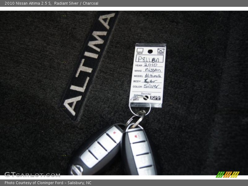 Radiant Silver / Charcoal 2010 Nissan Altima 2.5 S