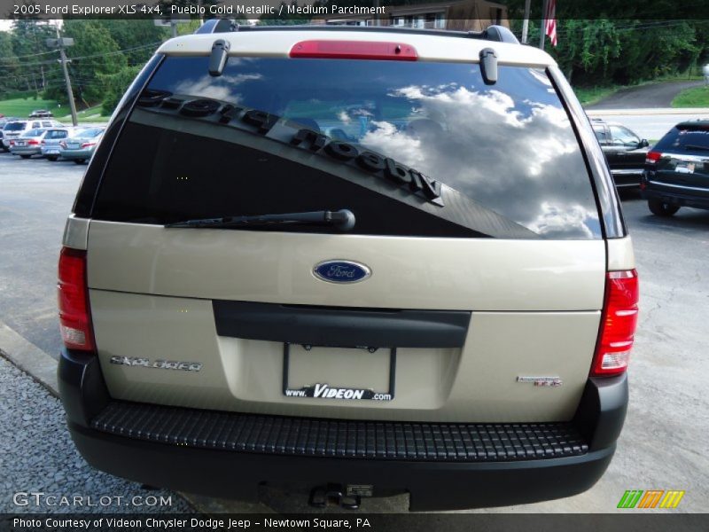 Pueblo Gold Metallic / Medium Parchment 2005 Ford Explorer XLS 4x4