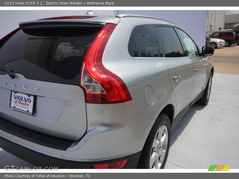 Electric Silver Metallic / Anthracite Black 2013 Volvo XC60 3.2