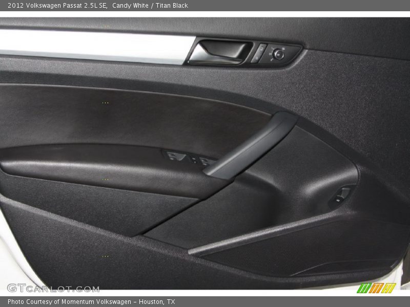 Candy White / Titan Black 2012 Volkswagen Passat 2.5L SE