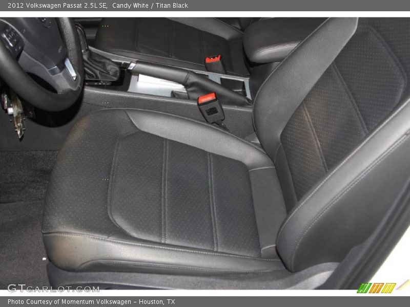 Candy White / Titan Black 2012 Volkswagen Passat 2.5L SE