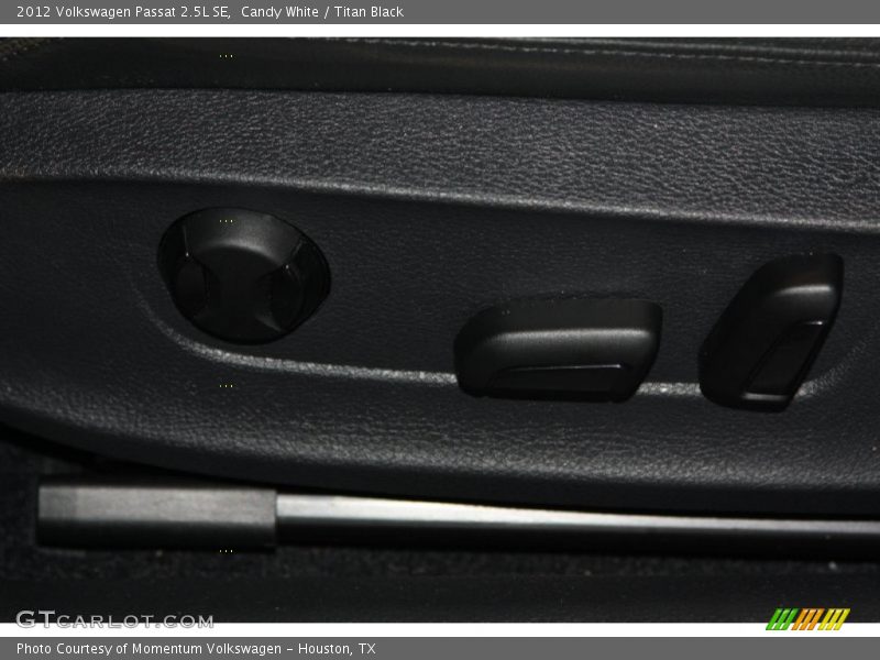 Candy White / Titan Black 2012 Volkswagen Passat 2.5L SE