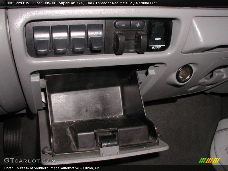 Controls of 2006 F350 Super Duty XLT SuperCab 4x4