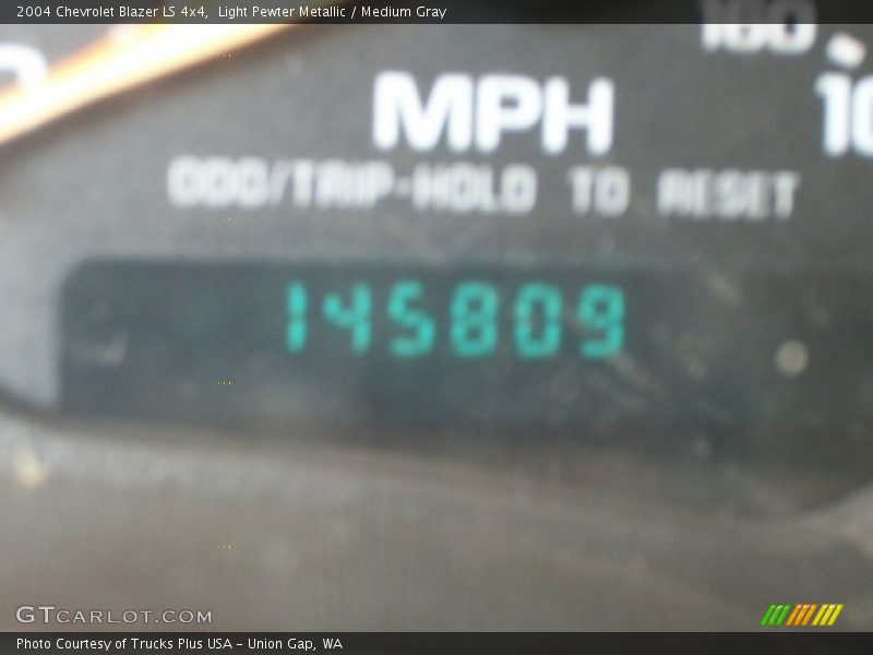 Light Pewter Metallic / Medium Gray 2004 Chevrolet Blazer LS 4x4