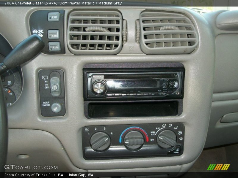 Light Pewter Metallic / Medium Gray 2004 Chevrolet Blazer LS 4x4