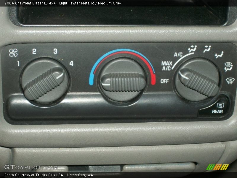 Light Pewter Metallic / Medium Gray 2004 Chevrolet Blazer LS 4x4