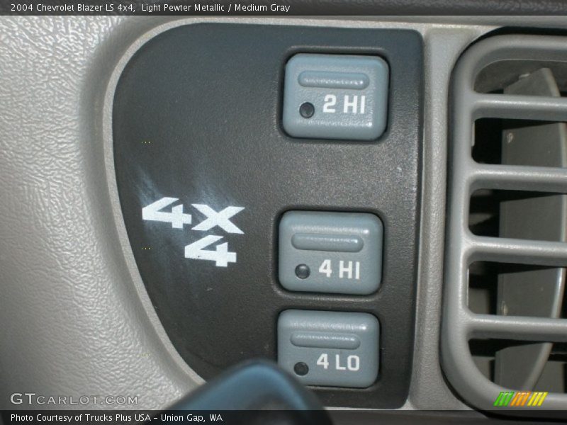 Light Pewter Metallic / Medium Gray 2004 Chevrolet Blazer LS 4x4