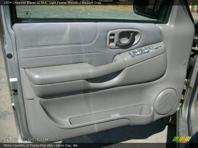 Light Pewter Metallic / Medium Gray 2004 Chevrolet Blazer LS 4x4