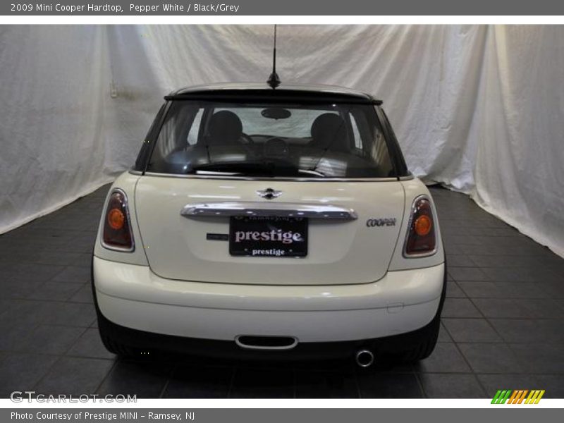 Pepper White / Black/Grey 2009 Mini Cooper Hardtop