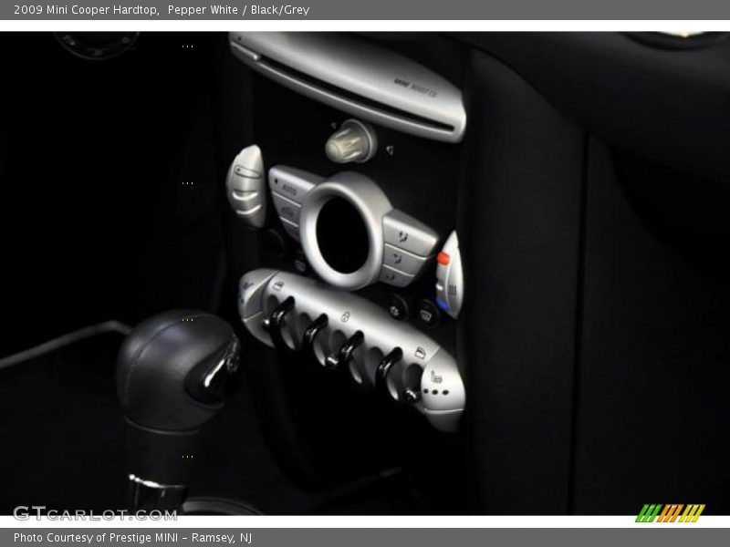 Pepper White / Black/Grey 2009 Mini Cooper Hardtop