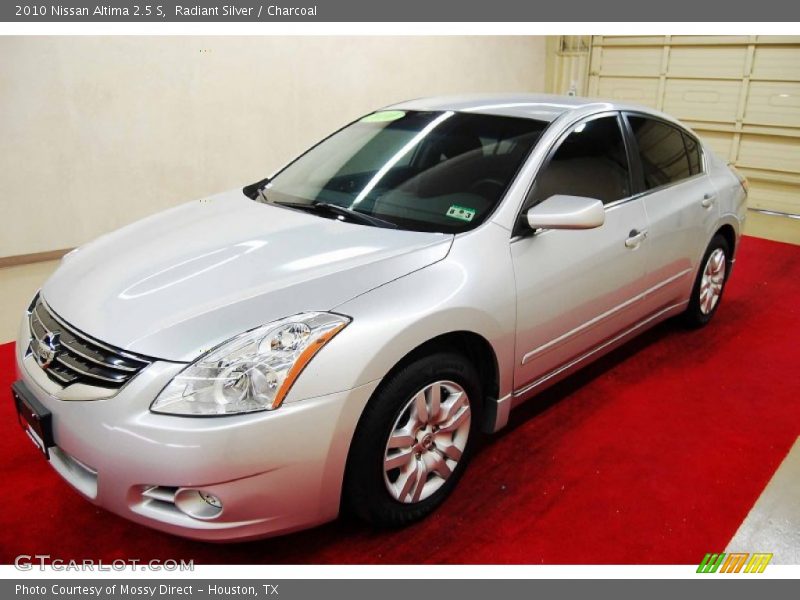 Radiant Silver / Charcoal 2010 Nissan Altima 2.5 S