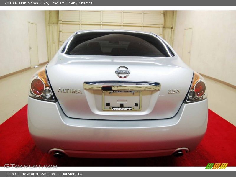 Radiant Silver / Charcoal 2010 Nissan Altima 2.5 S