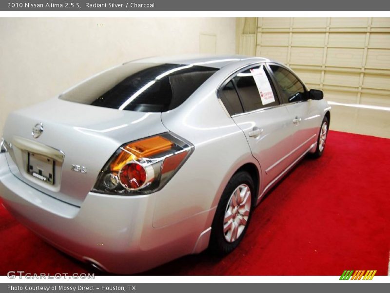 Radiant Silver / Charcoal 2010 Nissan Altima 2.5 S