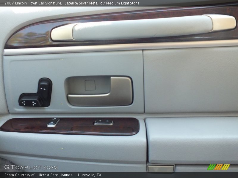 Satellite Silver Metallic / Medium Light Stone 2007 Lincoln Town Car Signature