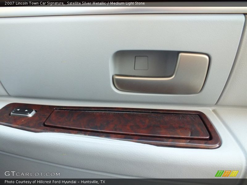 Satellite Silver Metallic / Medium Light Stone 2007 Lincoln Town Car Signature