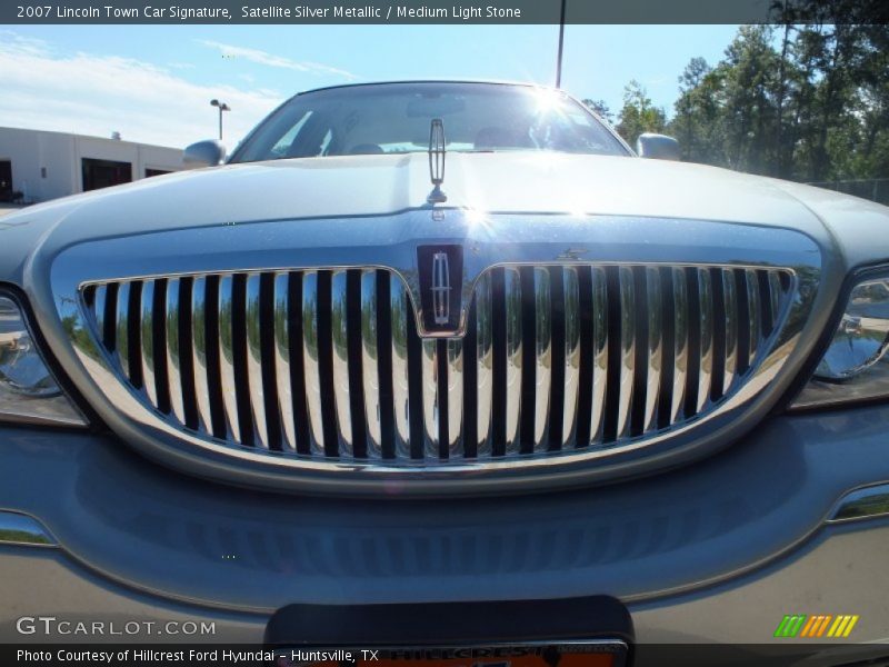 Satellite Silver Metallic / Medium Light Stone 2007 Lincoln Town Car Signature
