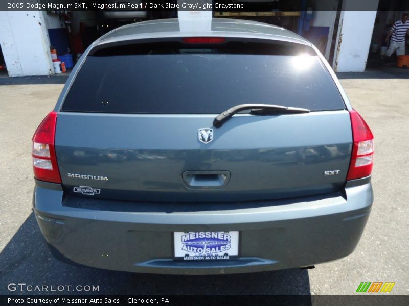 Magnesium Pearl / Dark Slate Gray/Light Graystone 2005 Dodge Magnum SXT