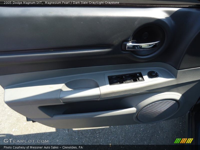 Magnesium Pearl / Dark Slate Gray/Light Graystone 2005 Dodge Magnum SXT