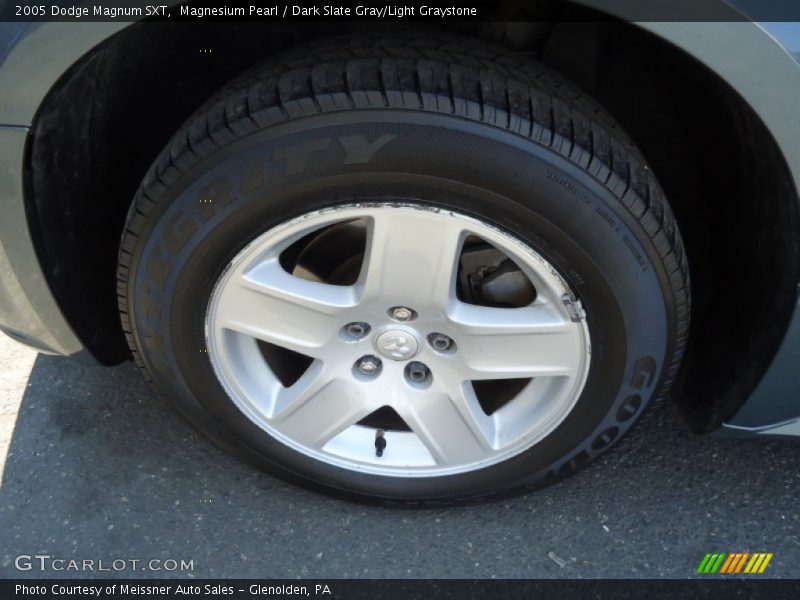 Magnesium Pearl / Dark Slate Gray/Light Graystone 2005 Dodge Magnum SXT
