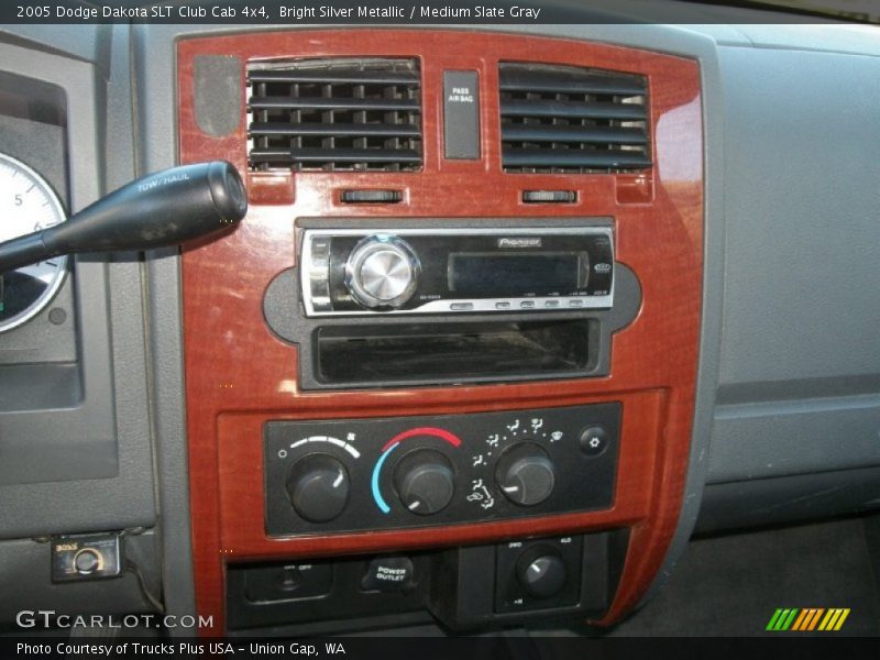 Bright Silver Metallic / Medium Slate Gray 2005 Dodge Dakota SLT Club Cab 4x4