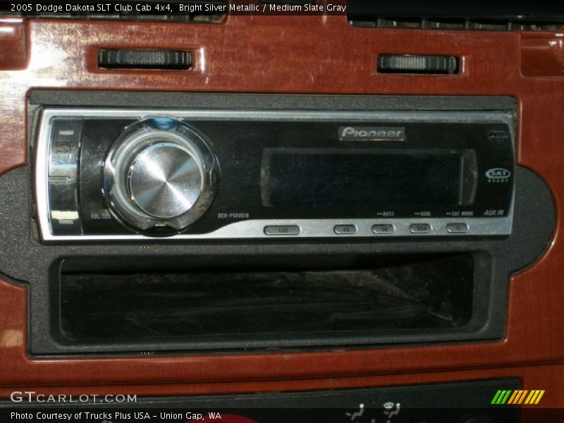 Bright Silver Metallic / Medium Slate Gray 2005 Dodge Dakota SLT Club Cab 4x4