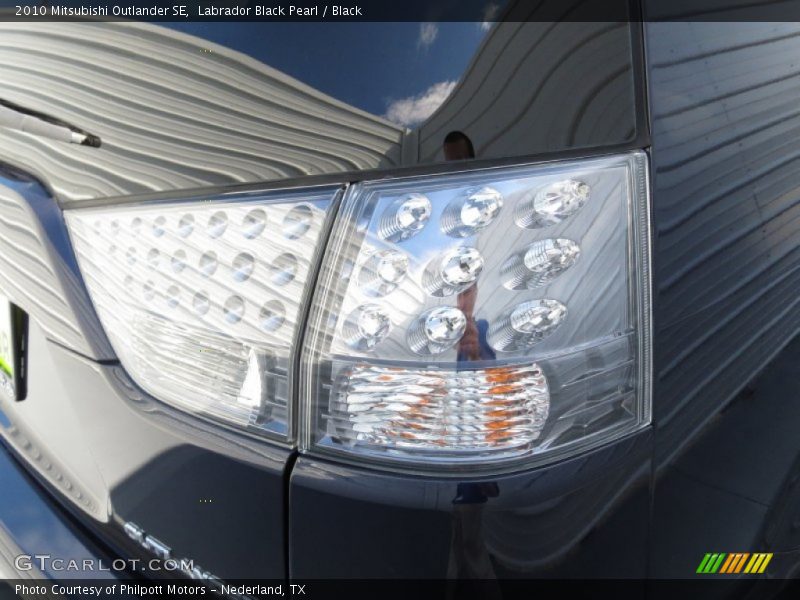 Labrador Black Pearl / Black 2010 Mitsubishi Outlander SE
