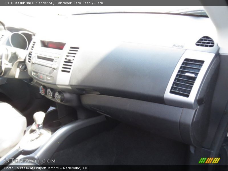 Labrador Black Pearl / Black 2010 Mitsubishi Outlander SE