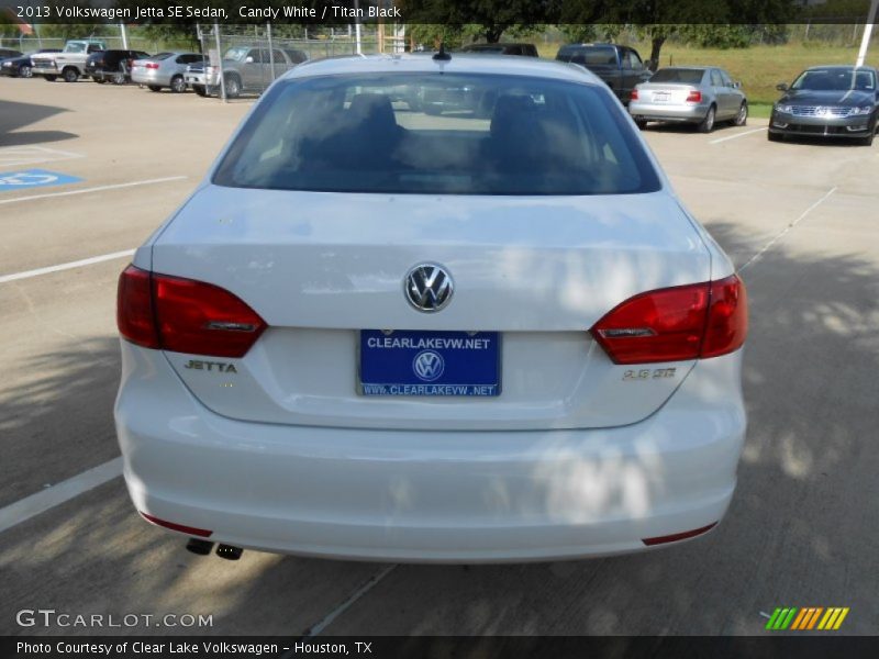 Candy White / Titan Black 2013 Volkswagen Jetta SE Sedan