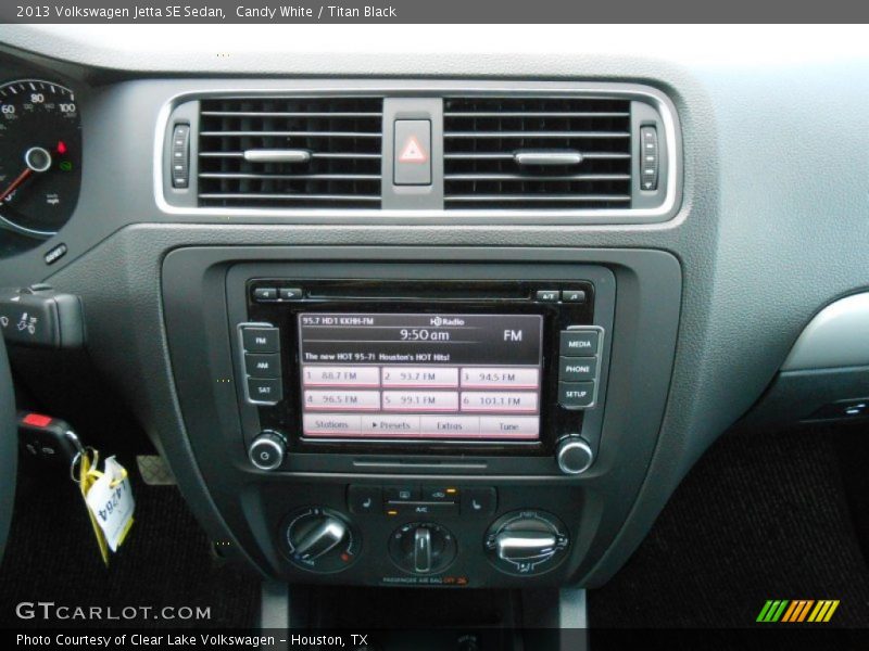 Candy White / Titan Black 2013 Volkswagen Jetta SE Sedan