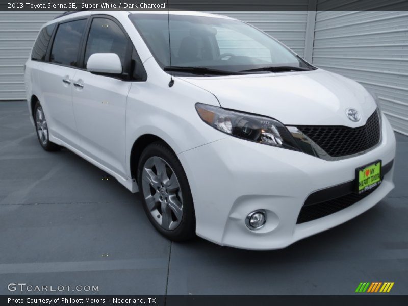 Super White / Dark Charcoal 2013 Toyota Sienna SE