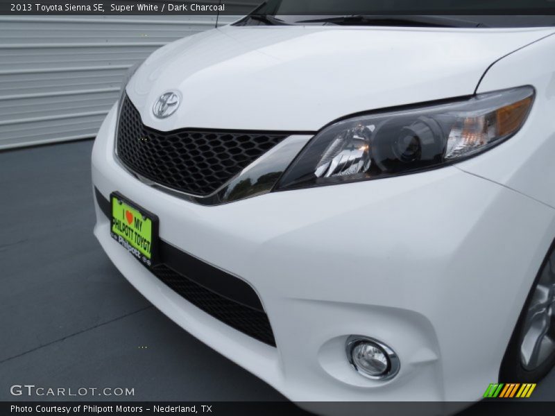 Super White / Dark Charcoal 2013 Toyota Sienna SE