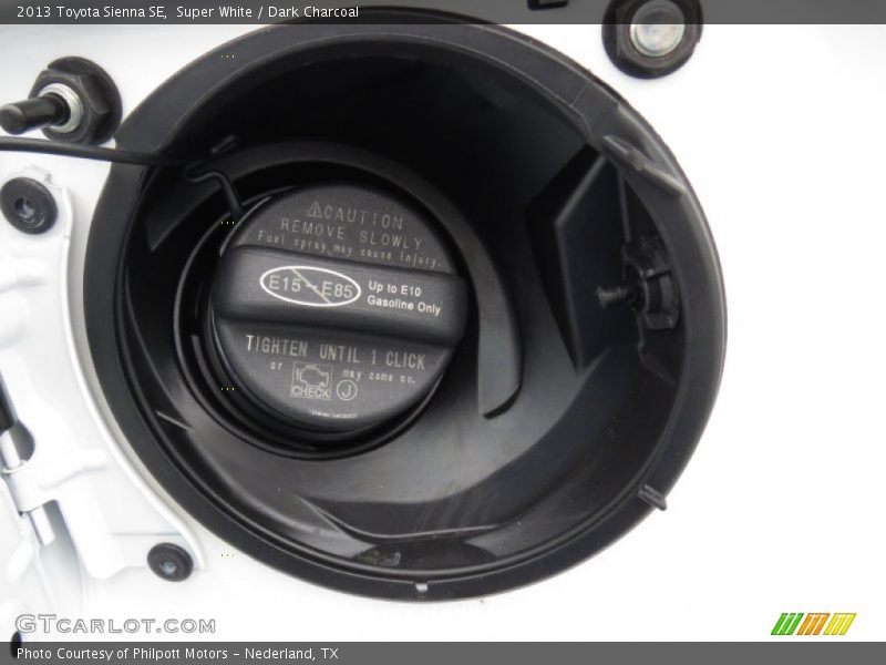 Super White / Dark Charcoal 2013 Toyota Sienna SE